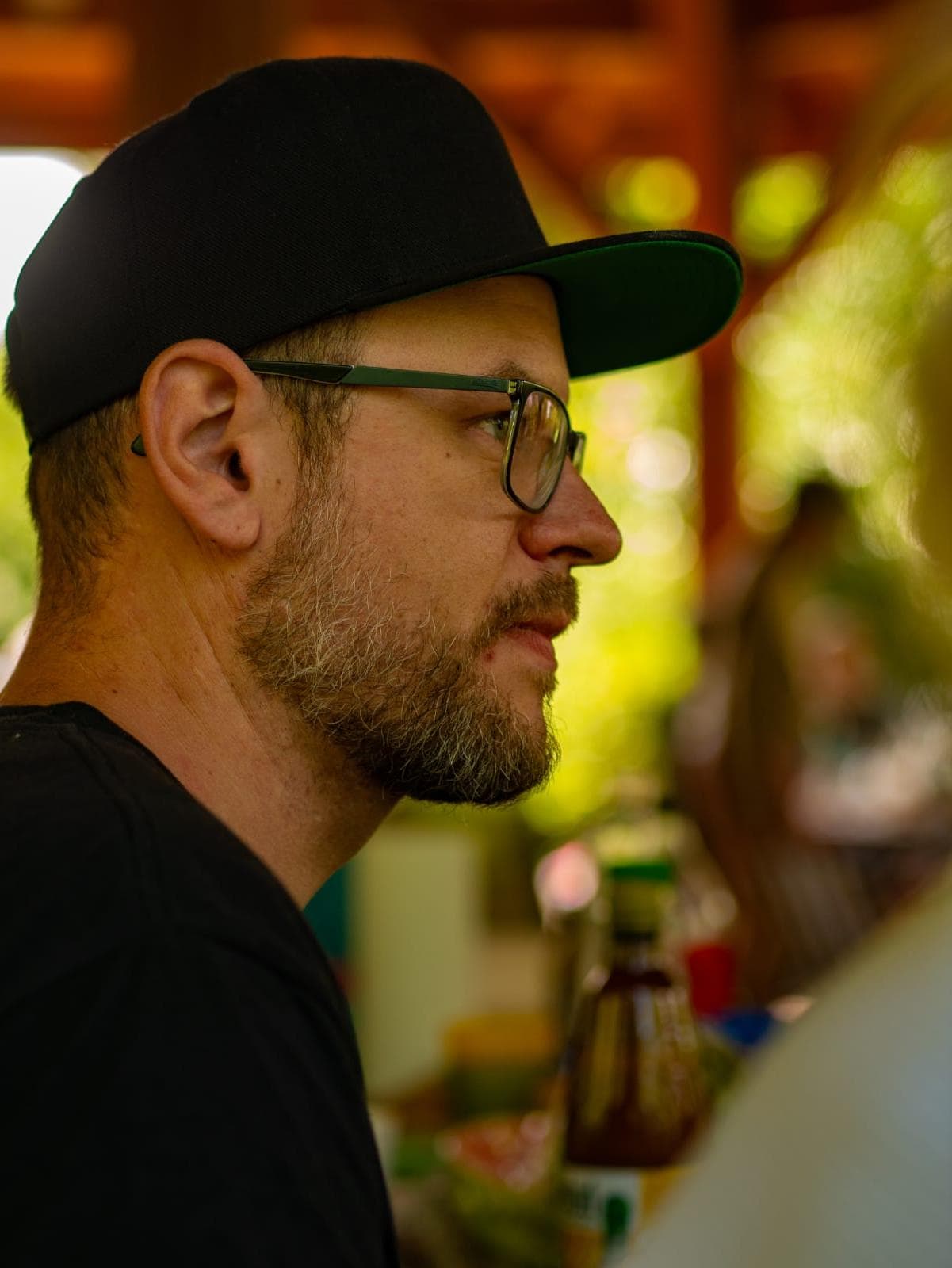 Timo im Profil mit Cap und Brille